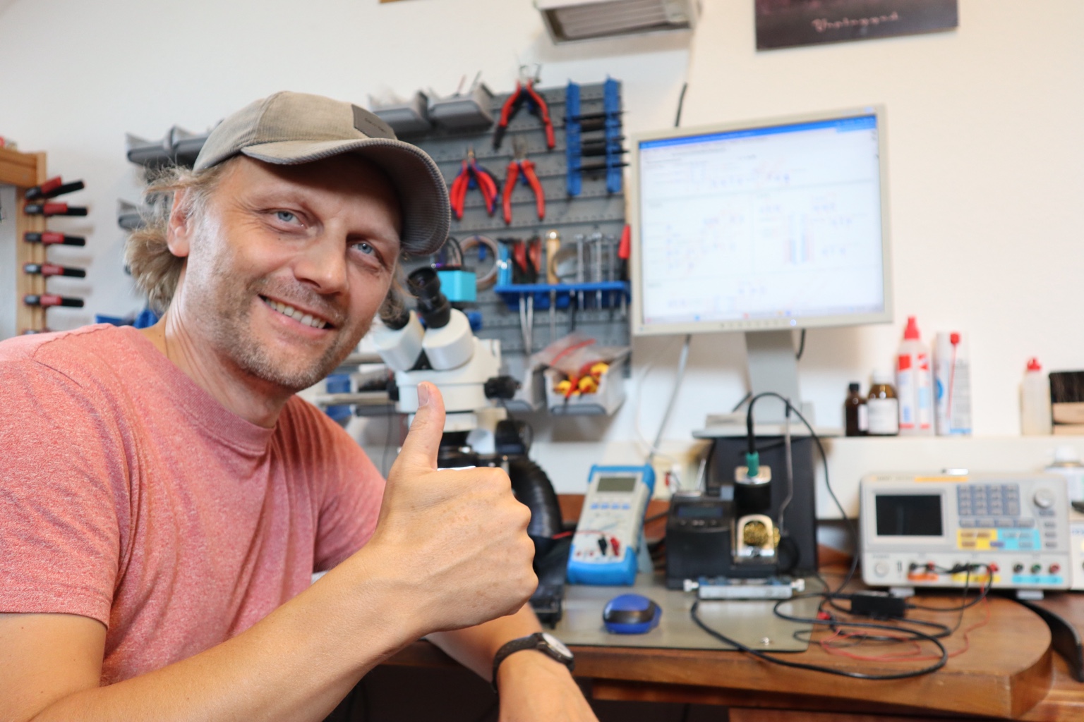 Matthias Häfele in der Elektronikwerkstatt